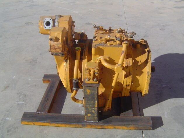 KOMATSU  D57S  135-15-00103 - SERVOTRANSMISIÓN - Imagen 3