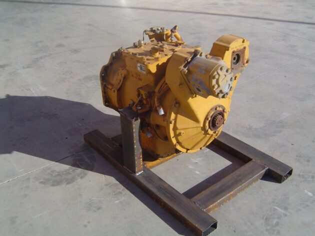 KOMATSU  D57S  135-15-00103 - SERVOTRANSMISIÓN - Imagen 6