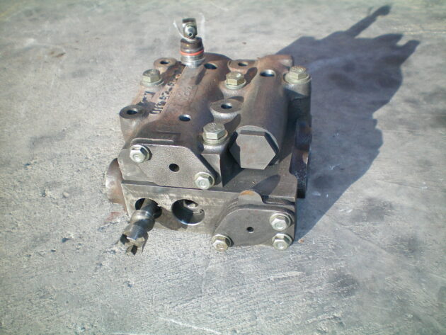 KOMATSU   D65EX12  125-15-00500 - CAJA DE VÁLVULAS - Imagen 3
