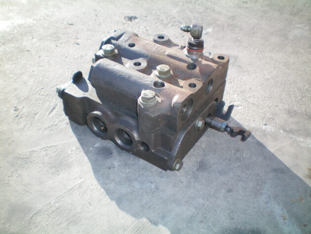 KOMATSU   D65EX12  125-15-00500 - CAJA DE VÁLVULAS - Imagen 4