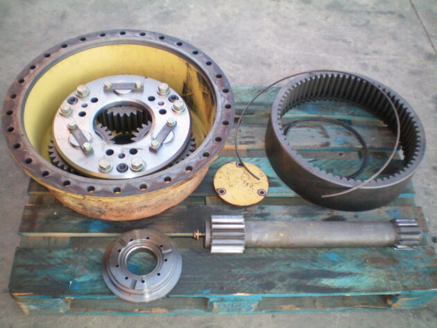 KOMATSU   D65EX12  14X-27-11512 / 14X-27-11612 - TAPA REDUCTORA CON CORONA SIN PORTACORONAS - Imagen 4