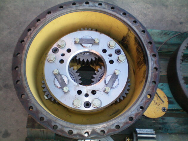 KOMATSU   D65EX12  14X-27-11512 / 14X-27-11612 - TAPA REDUCTORA CON CORONA SIN PORTACORONAS - Imagen 5