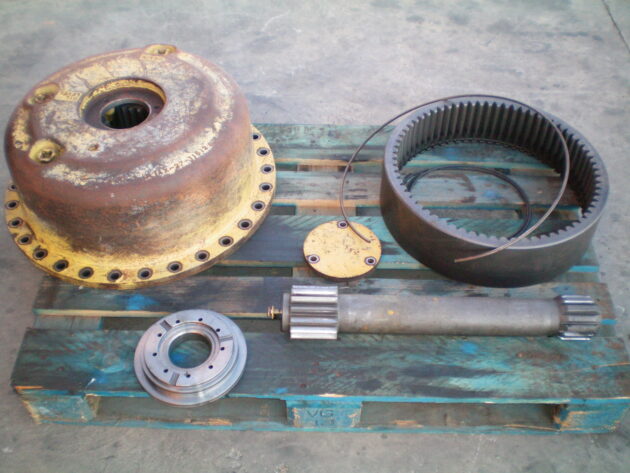 KOMATSU   D65EX12  14X-27-11512 / 14X-27-11612 - TAPA REDUCTORA CON CORONA SIN PORTACORONAS