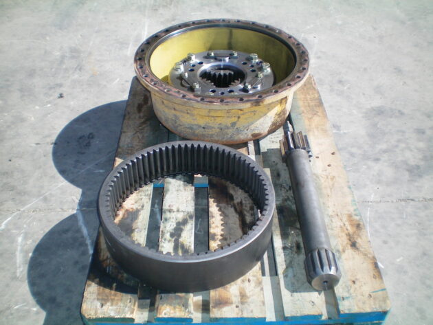 KOMATSU   D65PX12  14X-27-11512 - TAPA REDUCTORA - Imagen 3