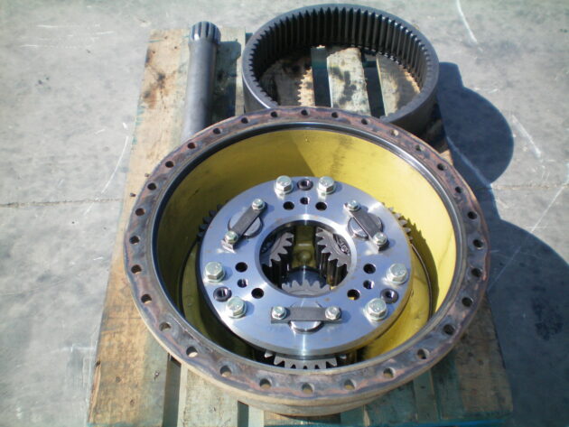 KOMATSU   D65PX12  14X-27-11512 - TAPA REDUCTORA - Imagen 4