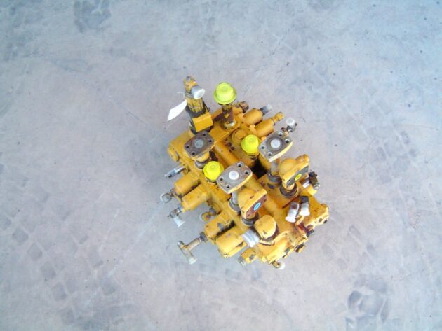 KOMATSU  PC180-3   - DISTRIBUIDOR DE 5 CARRETES - Imagen 2