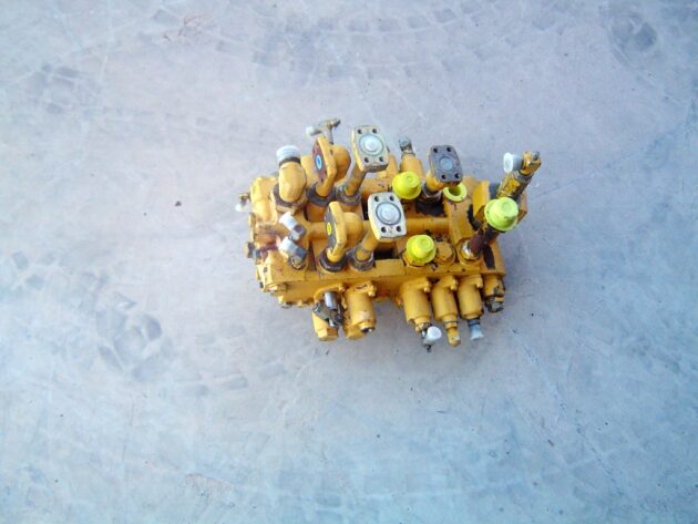 KOMATSU  PC180-3   - DISTRIBUIDOR DE 5 CARRETES - Imagen 3