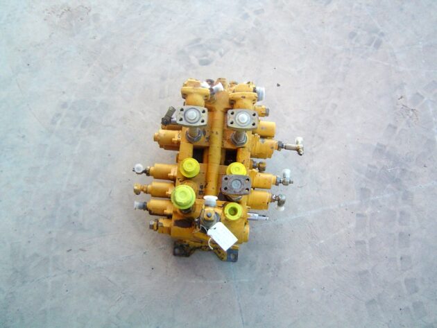 KOMATSU  PC180-3   - DISTRIBUIDOR DE 5 CARRETES