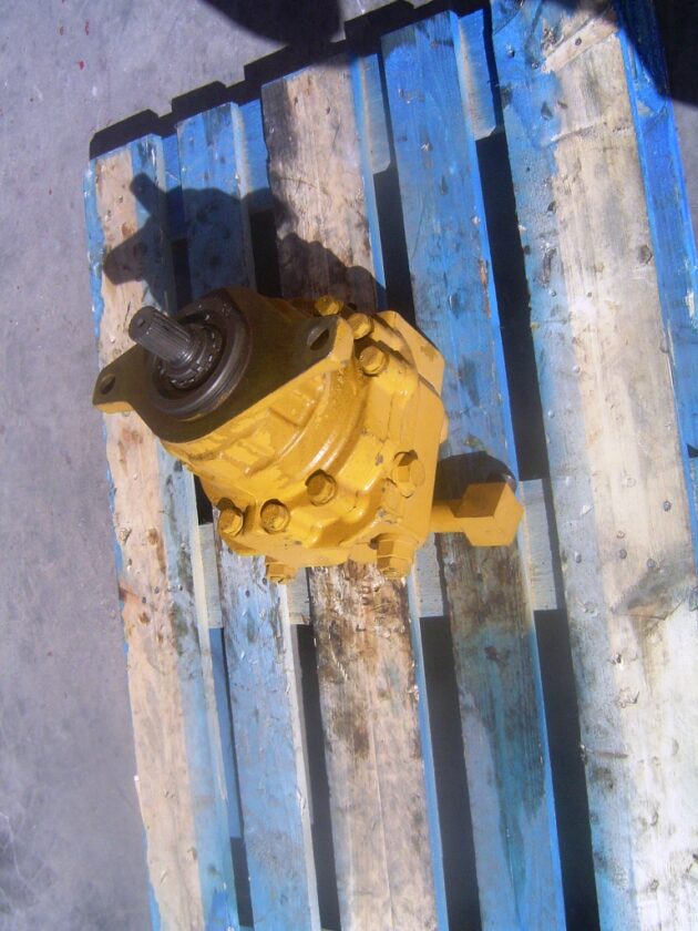 KOMATSU  PC180-3   - MOTOR DE GIRO - Imagen 2