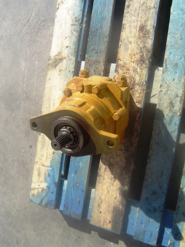 KOMATSU  PC180-3   - MOTOR DE GIRO - Imagen 3