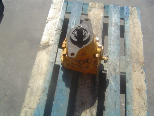 KOMATSU  PC210-3   - MOTOR DE GIRO - Imagen 3