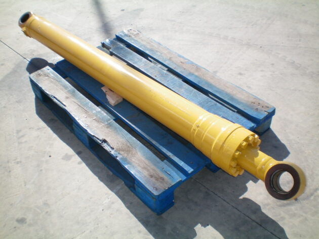 KOMATSU  PC210-8  707-01-XS410 - BOTELLA DE BALANCÍN - Imagen 4