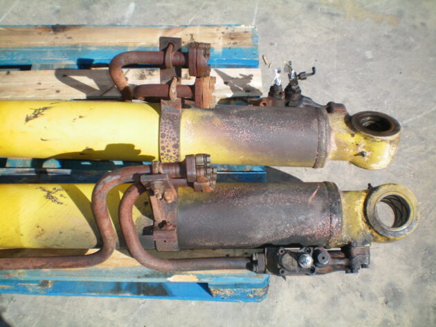 KOMATSU   PC210NLC6K  205-63-K1170 - BOTELLA DE ELEVACIÓN PLUMA  IZQUIERDA - Imagen 2