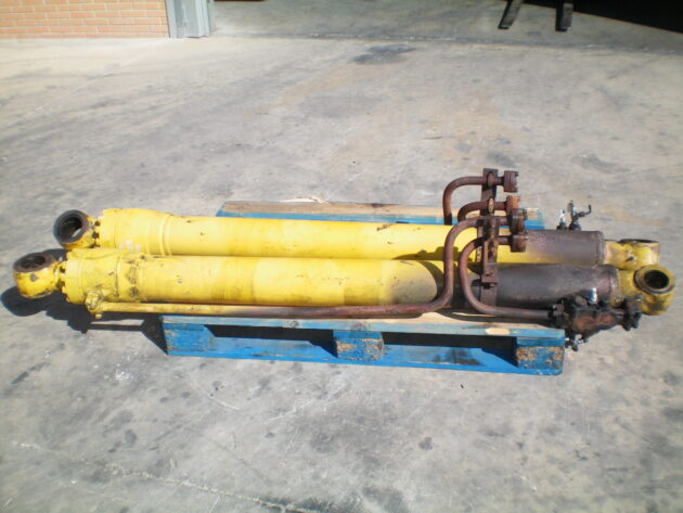 KOMATSU   PC210NLC6K  205-63-K1170 - BOTELLA DE ELEVACIÓN PLUMA  IZQUIERDA