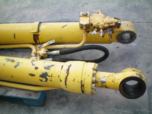 KOMATSU   PC4506K  208-63-K2321 - BOTELLA DE ELEVACIÓN PLUMA - Imagen 2