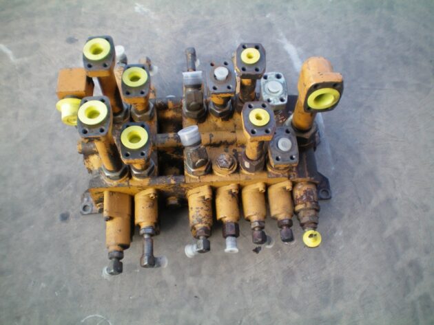 KOMATSU  PW150  700-85-23001 - DISTRIBUIDOR DE EQUIPOS 6 CARRETES - Imagen 2
