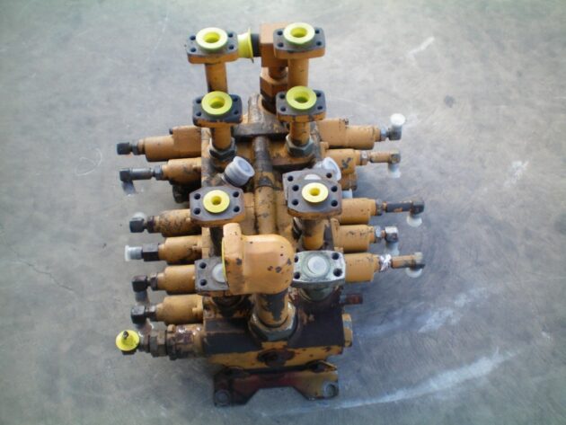 KOMATSU  PW150  700-85-23001 - DISTRIBUIDOR DE EQUIPOS 6 CARRETES - Imagen 3