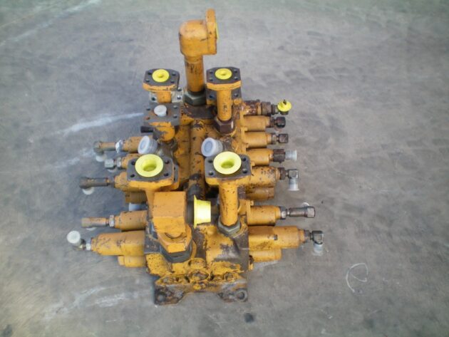 KOMATSU  PW150  700-85-23001 - DISTRIBUIDOR DE EQUIPOS 6 CARRETES - Imagen 4