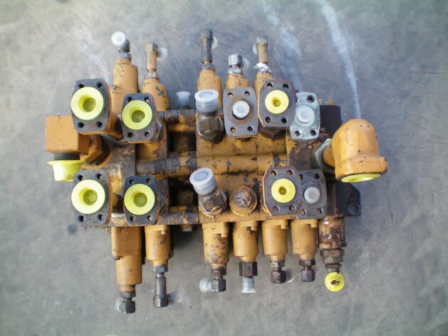 KOMATSU  PW150  700-85-23001 - DISTRIBUIDOR DE EQUIPOS 6 CARRETES - Imagen 5