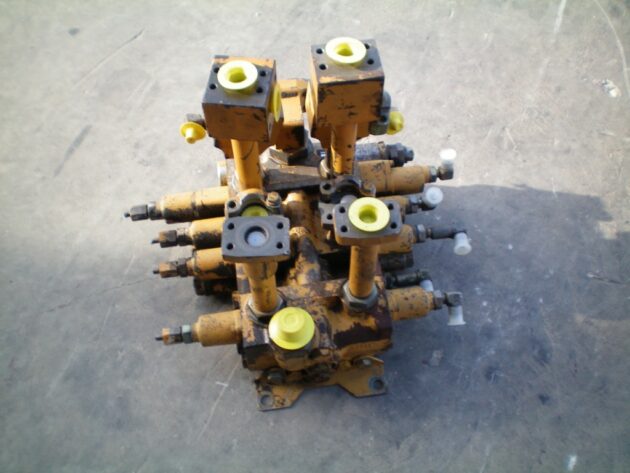 KOMATSU  PW150  700-87-11000 - DISTRIBUIDOR DE EQUIPOS 4 CARRETES - Imagen 2