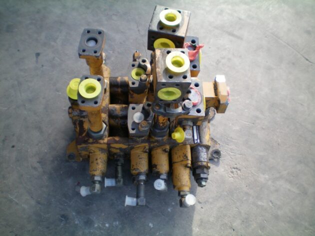 KOMATSU  PW150  700-87-11000 - DISTRIBUIDOR DE EQUIPOS 4 CARRETES - Imagen 4
