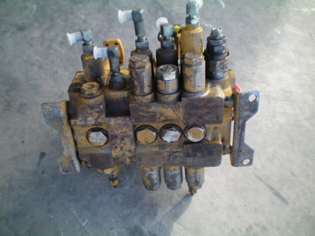 KOMATSU  PW150  700-87-11000 - DISTRIBUIDOR DE EQUIPOS 4 CARRETES - Imagen 5