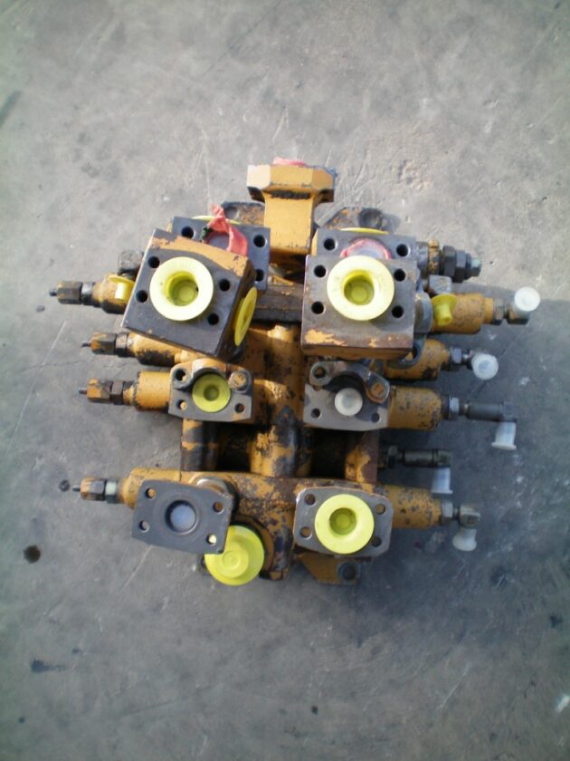 KOMATSU  PW150  700-87-11000 - DISTRIBUIDOR DE EQUIPOS 4 CARRETES - Imagen 6