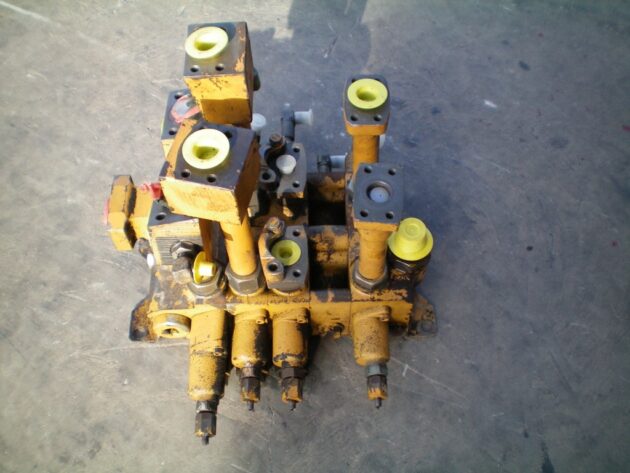 KOMATSU  PW150  700-87-11000 - DISTRIBUIDOR DE EQUIPOS 4 CARRETES