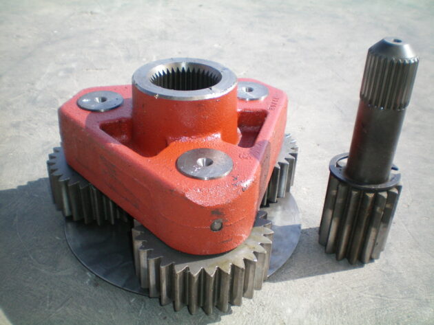 CASE   580K   - CARRIER DEL MANGON TRASERO DERECHO CON PIÑÓN CENTRAL - Imagen 2
