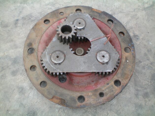CASE   580K  N-13516 - TAPA REDUCCIÓN DELANTERA CARRARO