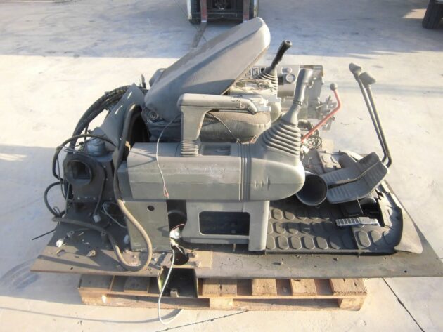 KOMATSU  PC210NLC-6K   - INTERIOR DE CABINA - Imagen 3
