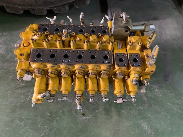 KOMATSU  PC240LC-6K  723-47-13503 (*) - DISTRIBUIDOR PRINCIPAL DE 8 CARRETES - Imagen 2