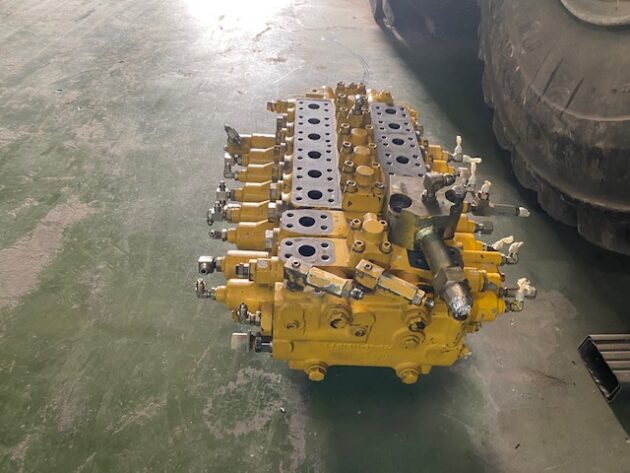 KOMATSU  PC240LC-6K  723-47-13503 (*) - DISTRIBUIDOR PRINCIPAL DE 8 CARRETES - Imagen 3