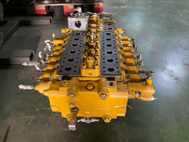 KOMATSU  PC240LC-6K  723-47-13503 (*) - DISTRIBUIDOR PRINCIPAL DE 8 CARRETES - Imagen 4