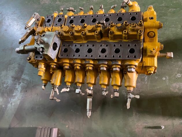 KOMATSU  PC240LC-6K  723-47-13503 (*) - DISTRIBUIDOR PRINCIPAL DE 8 CARRETES - Imagen 5