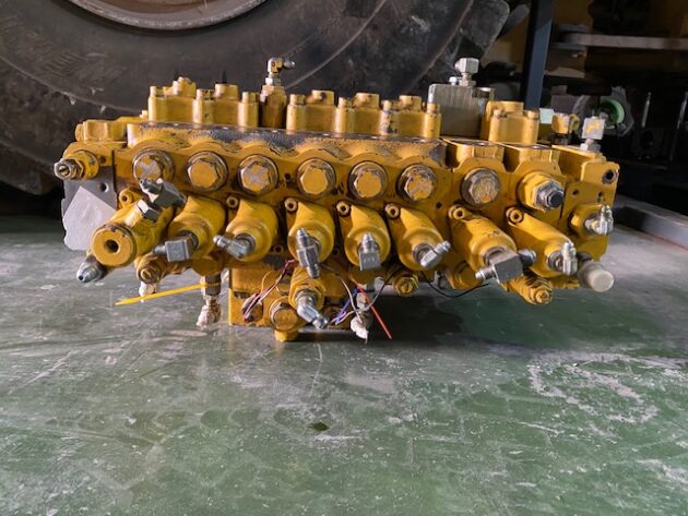 KOMATSU  PC240LC-6K  723-47-13503 (*) - DISTRIBUIDOR PRINCIPAL DE 8 CARRETES - Imagen 6