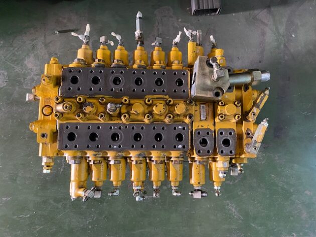 KOMATSU  PC240LC-6K  723-47-13503 (*) - DISTRIBUIDOR PRINCIPAL DE 8 CARRETES