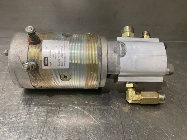 VOLVO  L180E  11709637 / 11706173 - MOTOR Y BOMBA DE EMERGENCIA DE DIRECCIÓN