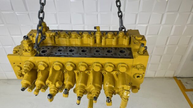 KOMATSU  PC240NLC-7K  723-48-22500 / 723-48-22800 - DISTRIBUIDOR PRINCIPAL
