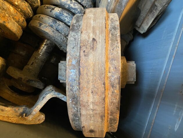 KOMATSU  PC210-8  20Y-30-08070 - RUEDA GUÍA - Imagen 3