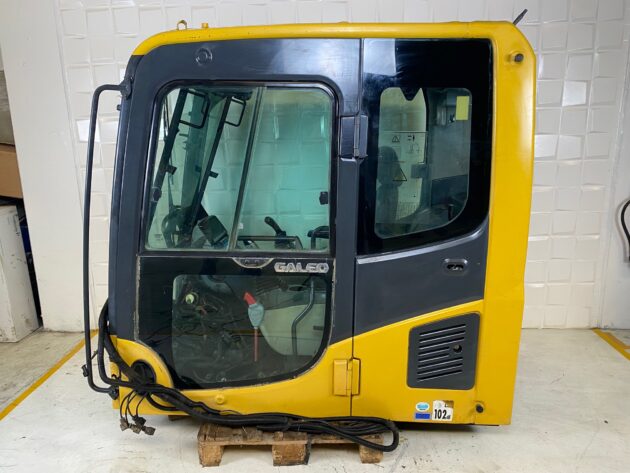 KOMATSU  PC210-8  20Y-53-00082 - CABINA