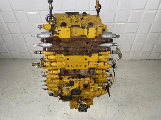 KOMATSU  PC210-8  723-48-23700 - DISTRIBUIDOR PRINCIPAL - Imagen 2