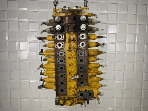 KOMATSU  PC210-8  723-48-23700 - DISTRIBUIDOR PRINCIPAL - Imagen 4