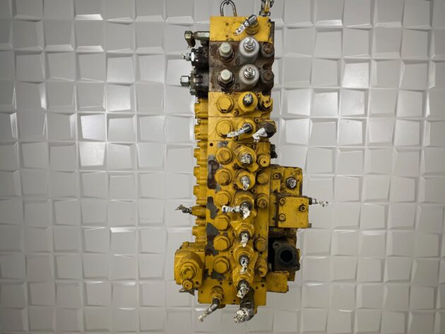 KOMATSU  PC210-8  723-48-23700 - DISTRIBUIDOR PRINCIPAL - Imagen 5