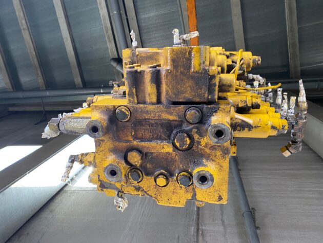 KOMATSU  PC210-8  723-48-23700 - DISTRIBUIDOR PRINCIPAL - Imagen 7