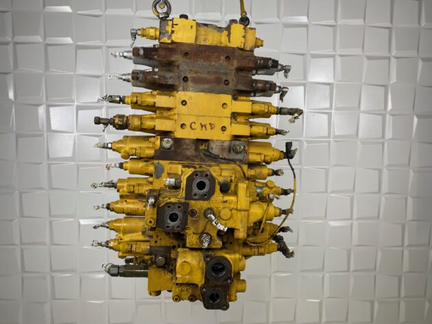 KOMATSU  PC210-8  723-48-23700 - DISTRIBUIDOR PRINCIPAL