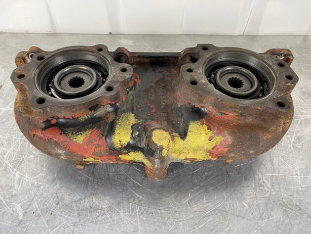 VOLVO  A30C  11030631 (*) - CAJA DE ARRASTRE DE BOMBAS